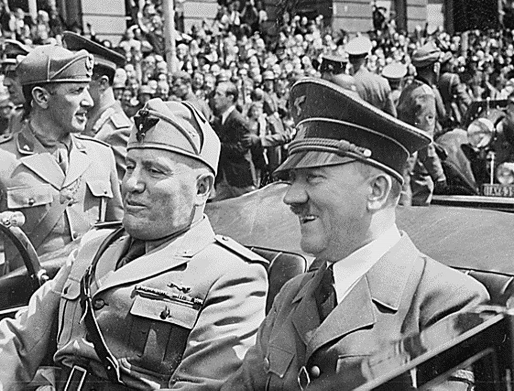هتلر-وموسوليني-خلال-الحرب-العالمية-الثانية-في-ألمانيا-عام-1940
